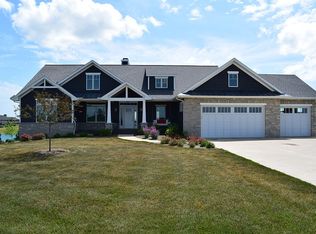 33 Cobblestone Lake Dr, Eureka, IL 61530
