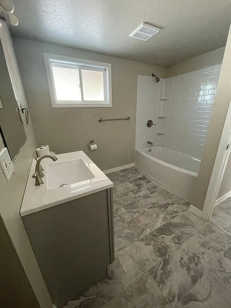 Upgraded charming 3 bedroom home — Photo 3