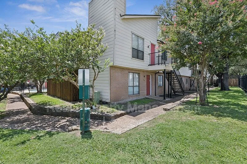 2 bed, 1.0 bath, 848 sqft, $1,545 — Photo 2