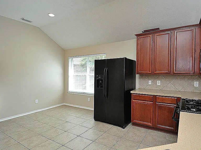 Photo from 2016. Kitchen appliances upgraded to stainless.
