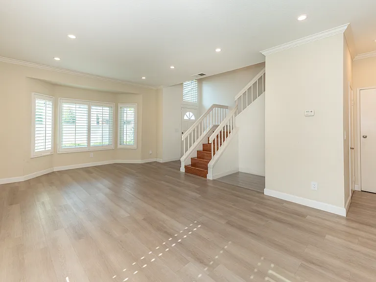 166 Greenmoor — Photo 5