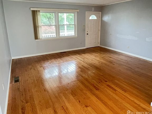 4th image of 3 Forest Park Ter