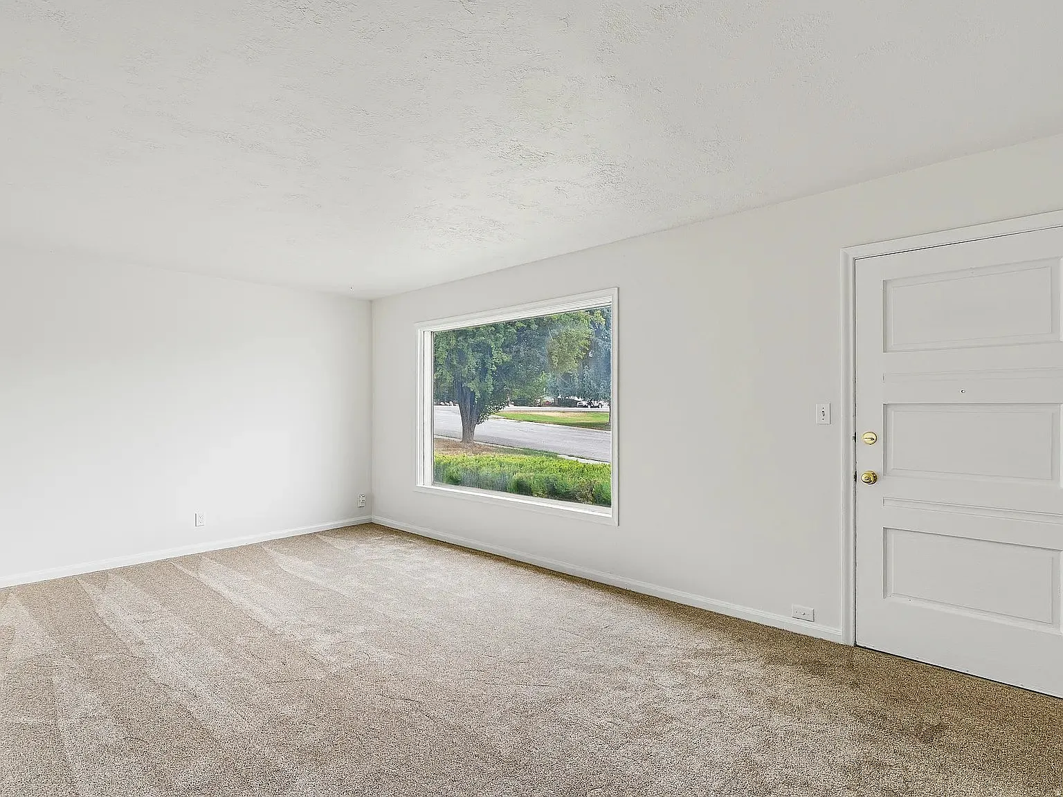 New, New, New! Canyon Rim / E. Millcreek Area. Location, Location, Location! — Photo 2