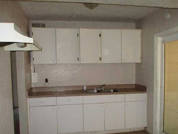 572 Berkshire - kitchen