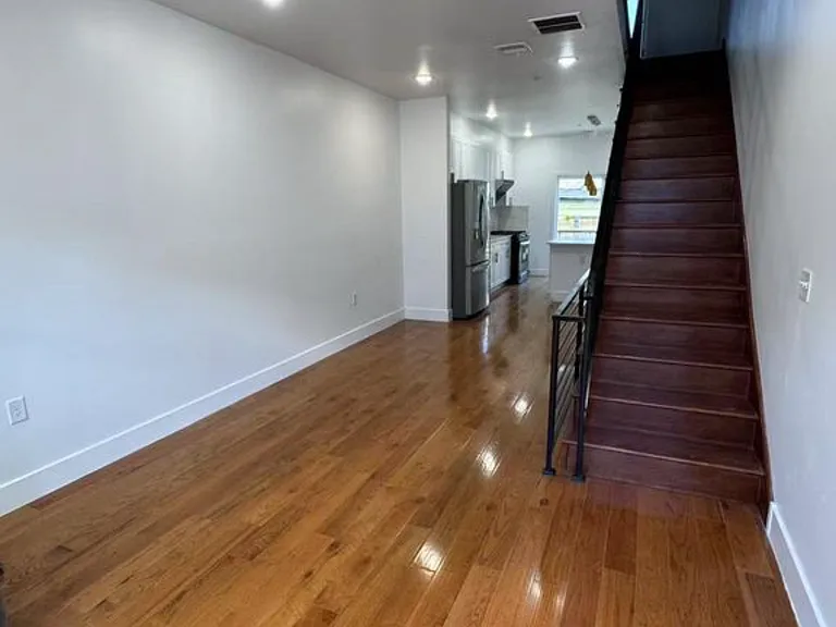 2611 S Marshall St — Photo 9