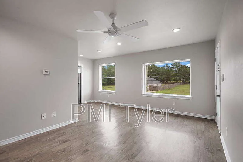 2 bed, 1.0 bath, 900 sqft, $975 — Photo 2