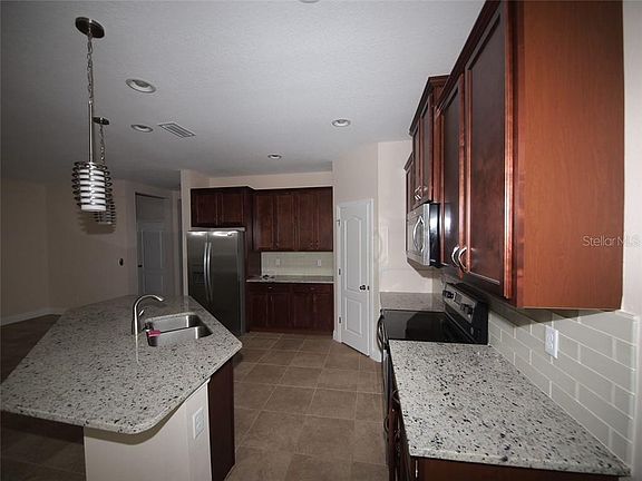 3rd image of 995 Molly Cir