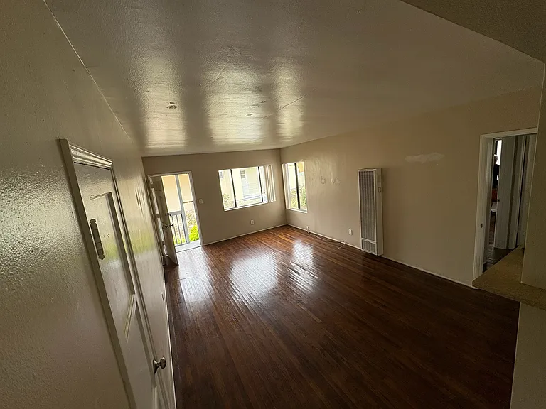 1042-48 Loring St #1048 — Photo 4