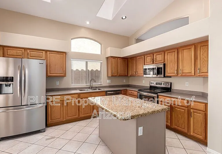 10652 W Coronado Rd — Photo 4