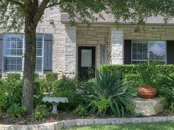 4th image of 3201 Goldenoak Cir
