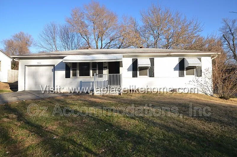 3 bed, 1.0 bath, 912 sqft, $999 — Photo 1
