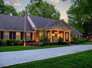 8215 Rosewood Ln, Prairie Village, KS 66208