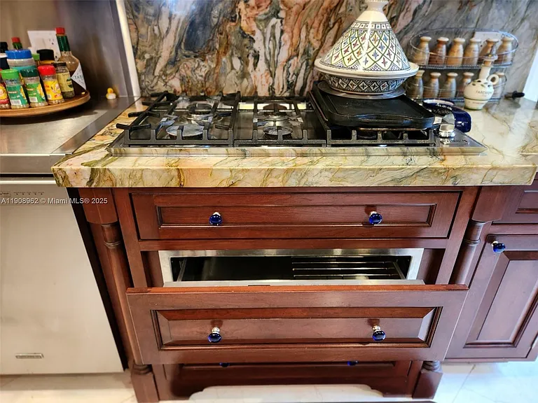 70 Bay Colony Ln — Photo 31