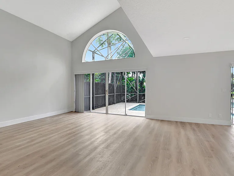 21391 Millbrook Ct — Photo 17