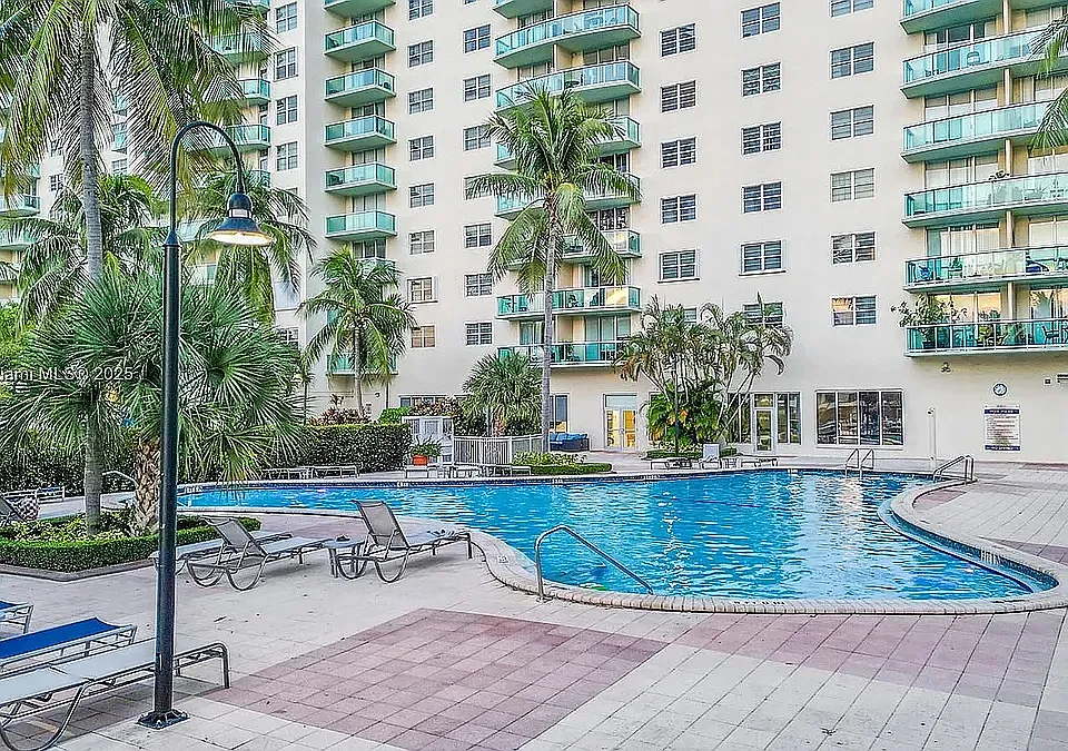 19390 Collins Ave #1502