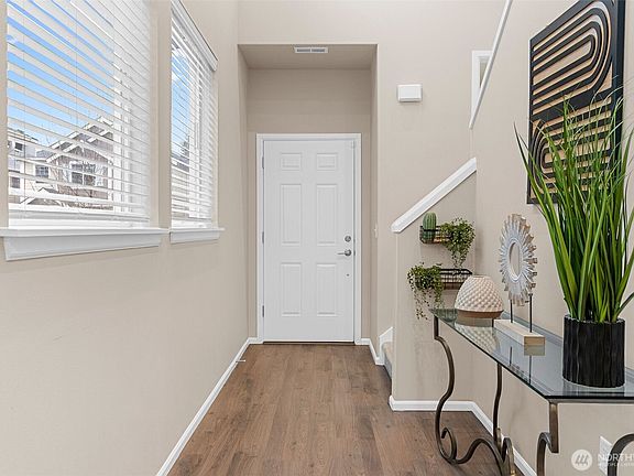 4th image of 3853 80th Avenue NE