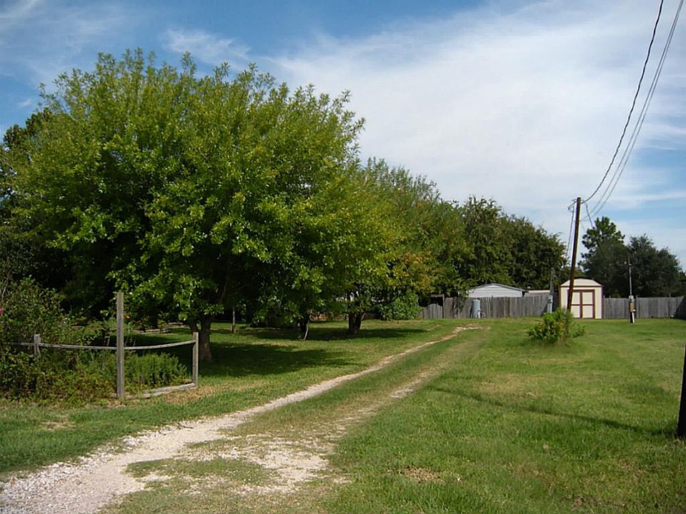 Come see all the great fruit trees. Pear, lemon, orange, guava, pomegranate and many other varieties.