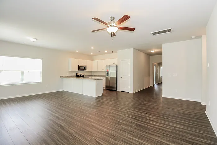 3 bed, 2.0 bath, 1708 sqft, $2,095 — Photo 3