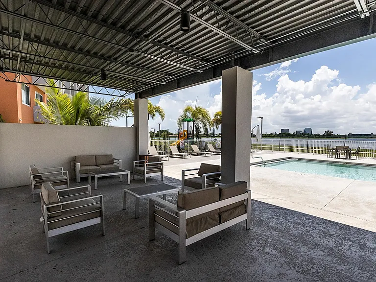 Veridian Shores Apartments Outdoor Seating