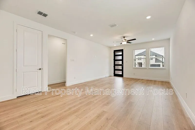 4 bed, 3.0 bath, 1930 sqft, $2,395 — Photo 4