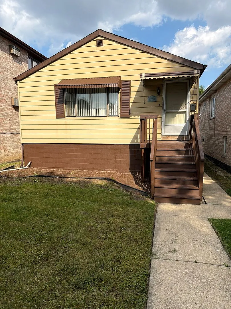 Spacious 3 Bedroom 2 Bath Harwood Heights Home for Lease — Photo 1