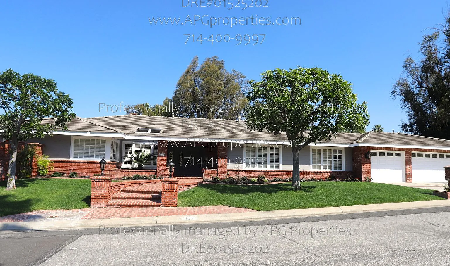 Beautiful 4 bedroom / 4 bathroom home with 3 car garage in Old Bridge of Anaheim Hills — Photo 1