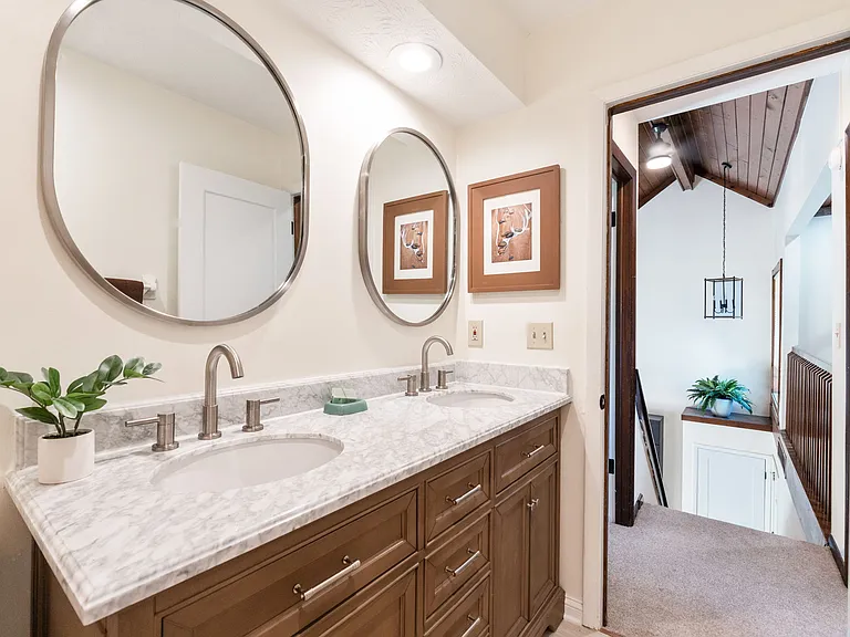 Double sink upstairs full Bath