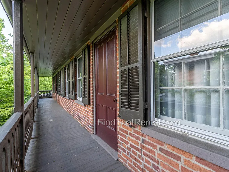 136 W Pomfret St — Photo 41