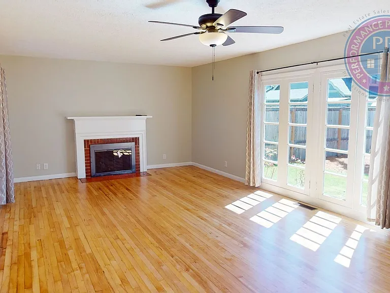 830 NE Sunrise Ln — Photo 9