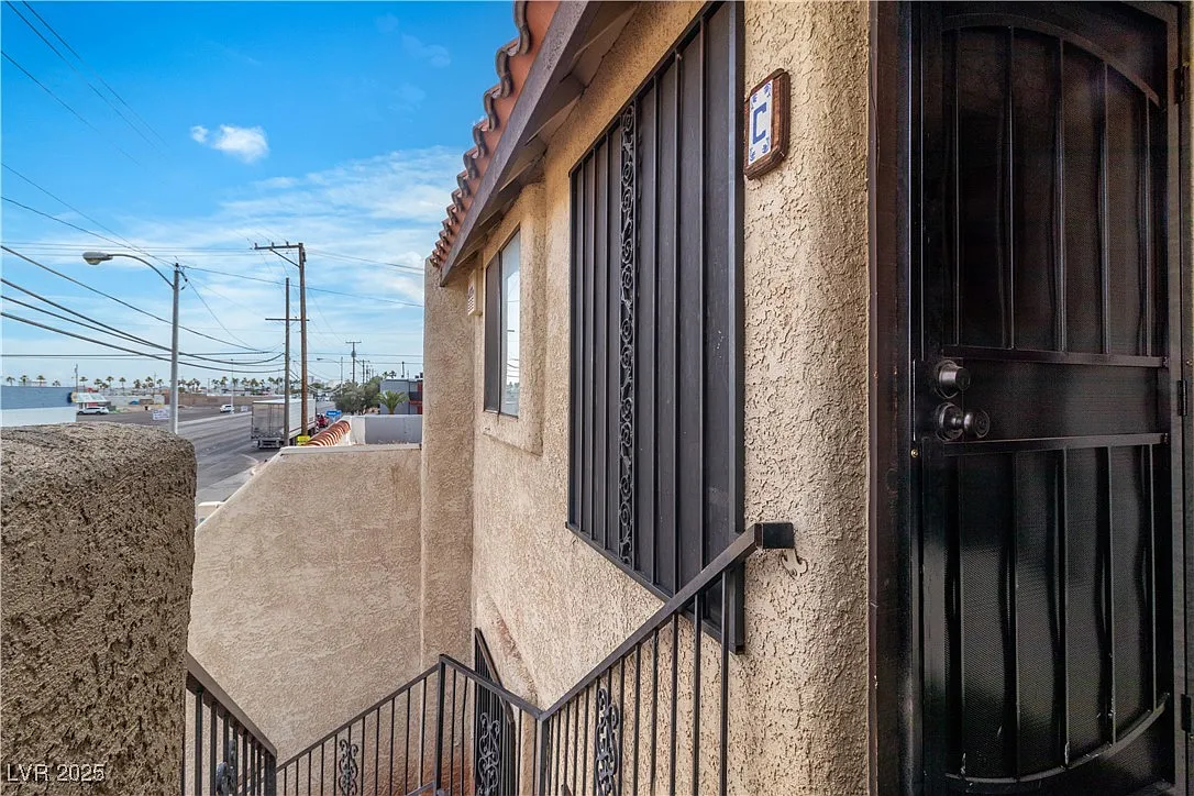 2 bed, 2.0 bath, 996 sqft, $1,200 — Photo 3