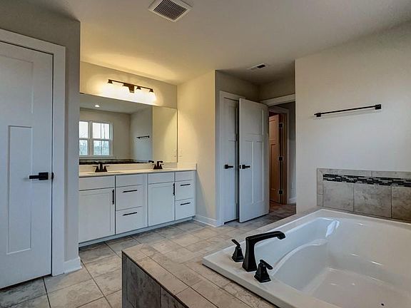 5th image of 210 Sierra Dr