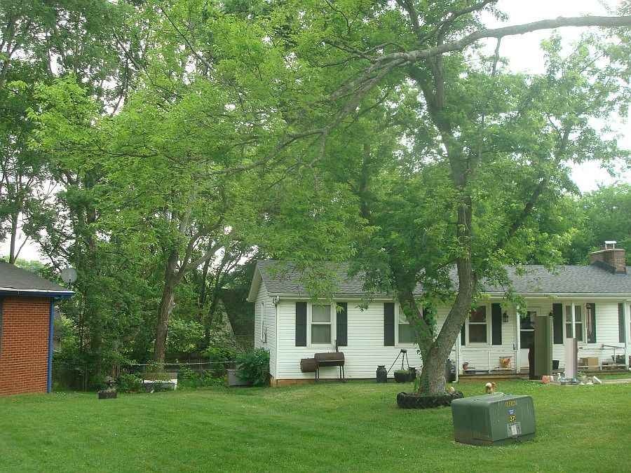 2nd image of 104 Henry Ct