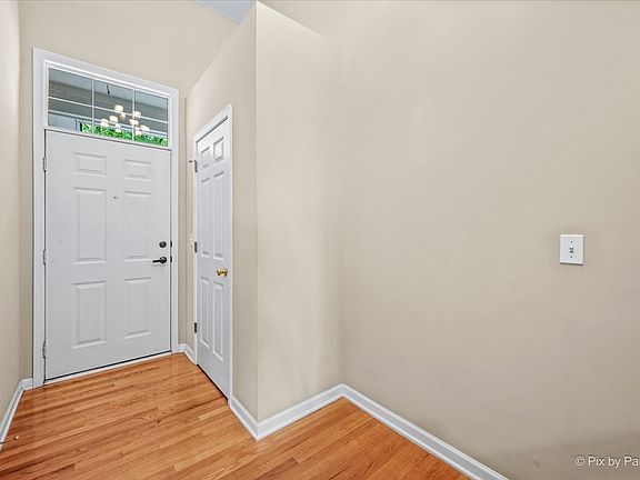 4th image of 1058 E Danbury Dr