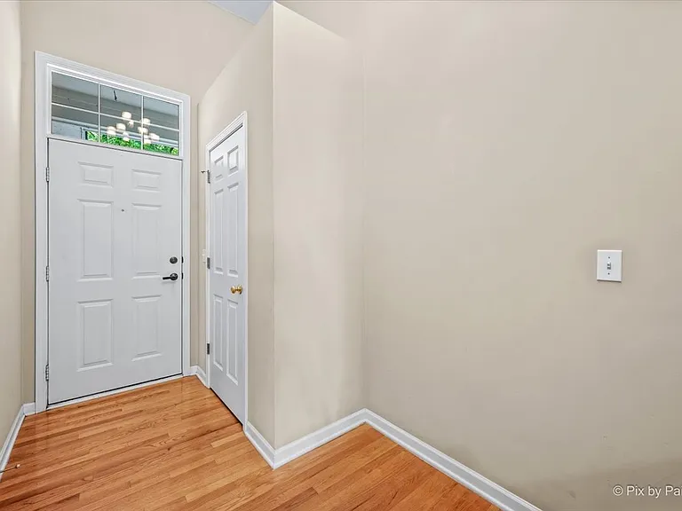 1058 E Danbury Dr — Photo 4