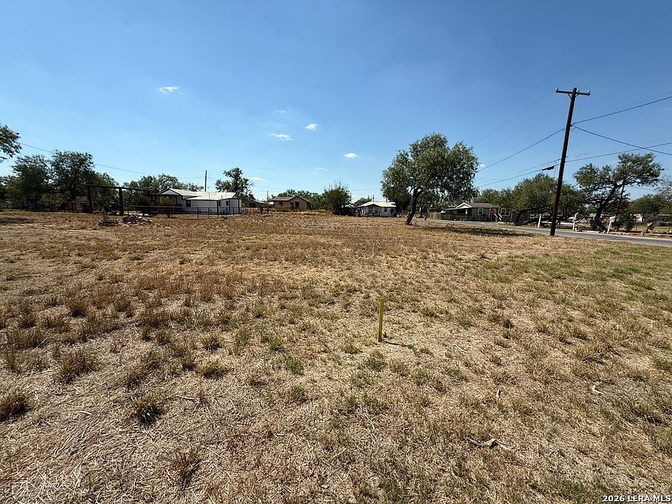 2nd image of 204 Hidalgo