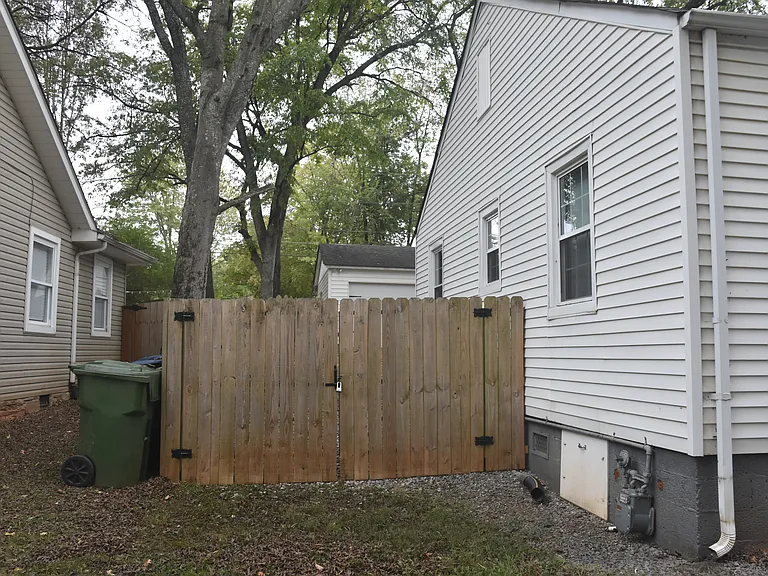 1919 Vanderbilt Cir SW — Photo 40
