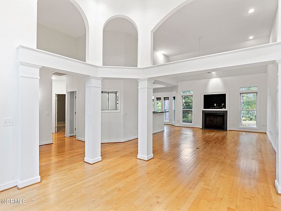 5th image of 3394 St James Drive SE