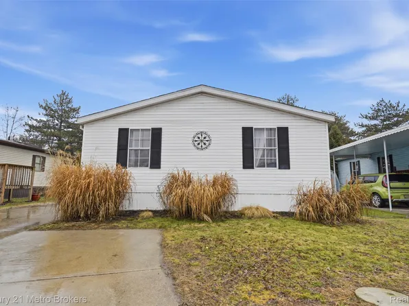 3009 Bay View Dr, Fenton, MI 48430