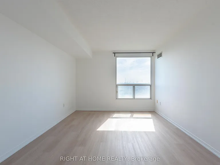 5 Concorde Pl #2211 — Photo 11
