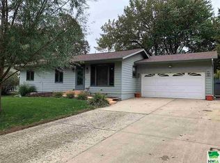 113 Louisiana Ave SW, Orange City, IA 51041