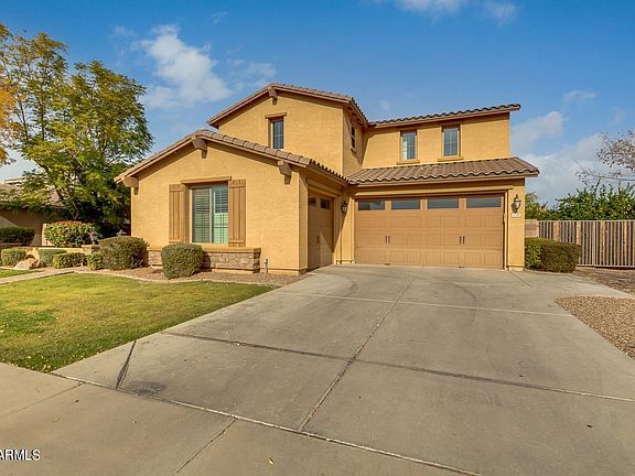 3rd image of 2706 E Carob Dr