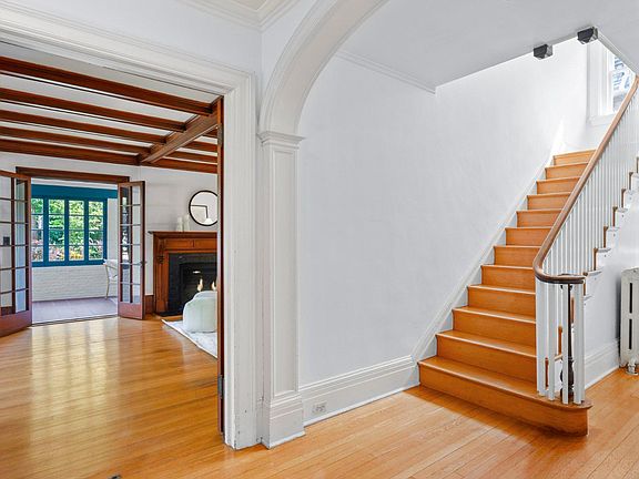 5th image of 535 W 40th St