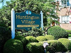 42 Nathan Hale Dr, Huntington, NY