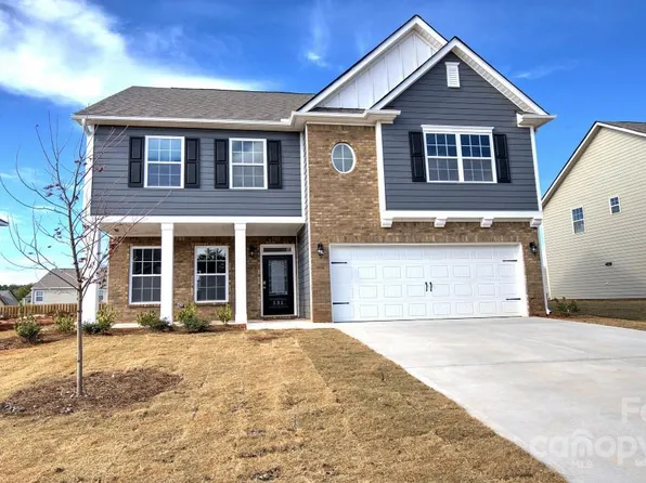 633 Fox Cove Rd, Hendersonville, NC 28792