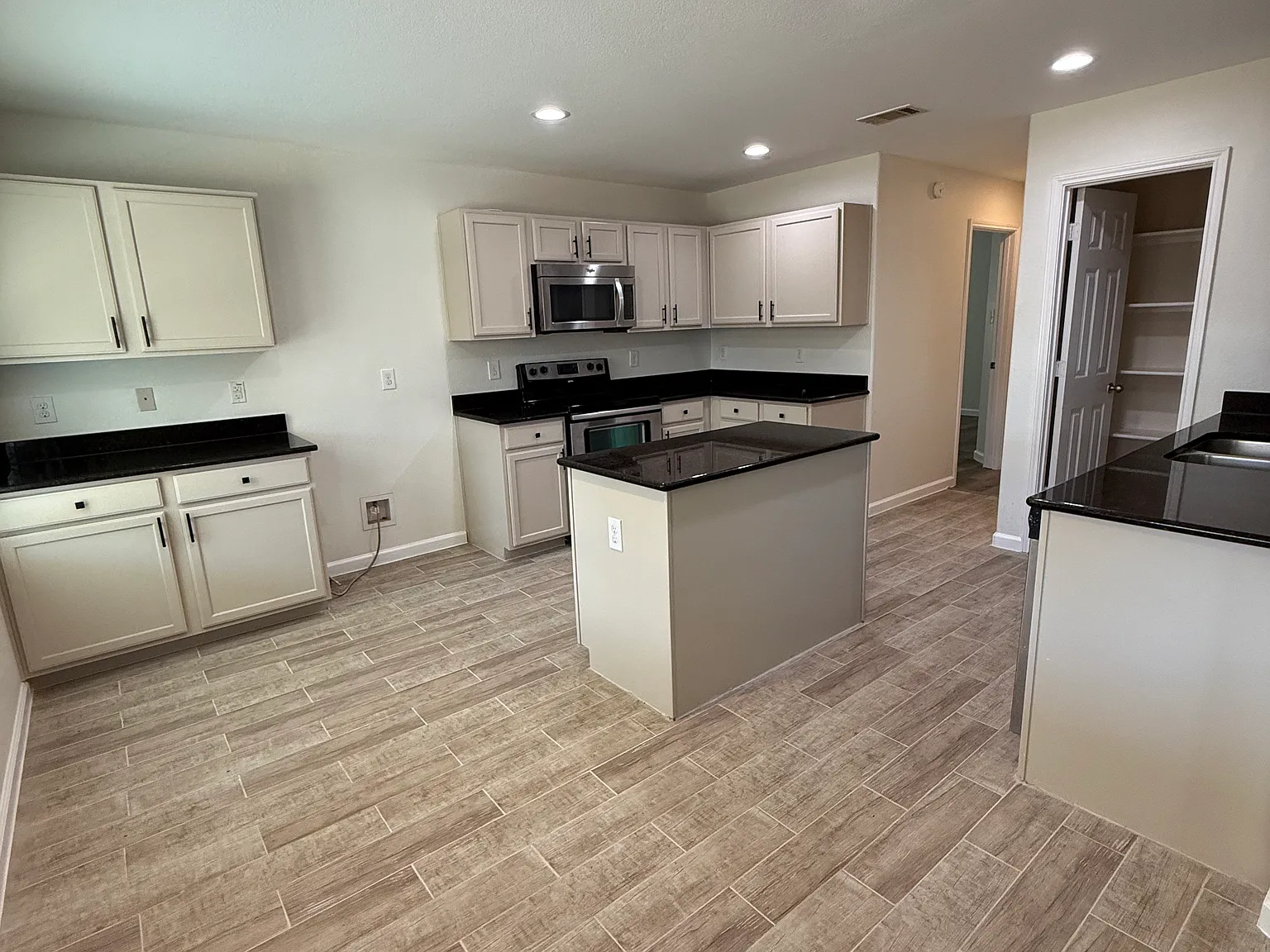 4 bed, 2.5 bath, 2571 sqft, $2,550 — Photo 3