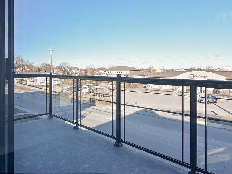 320 Lake Ave E — Photo 11