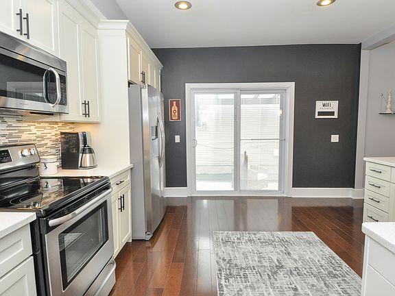 2nd image of 446 W 1st Ave
