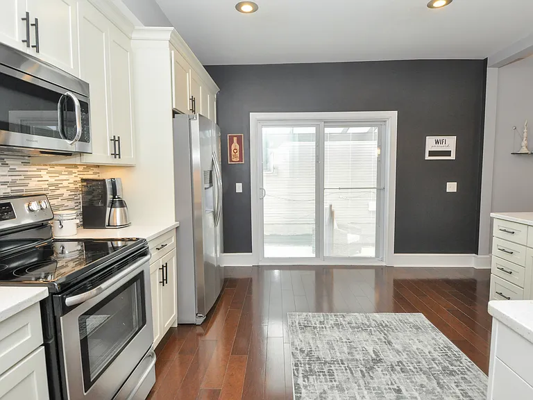 446 W 1st Ave — Photo 2