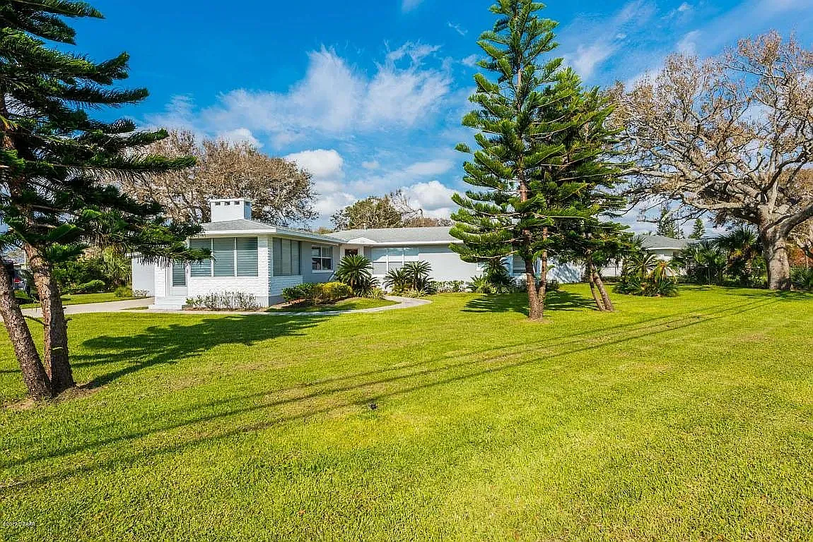 Front View - 2130 S Peninsula Dr