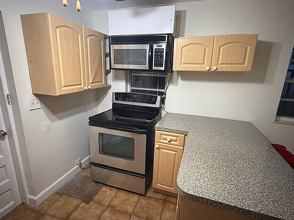 5th image of 442 SW 36th Ave